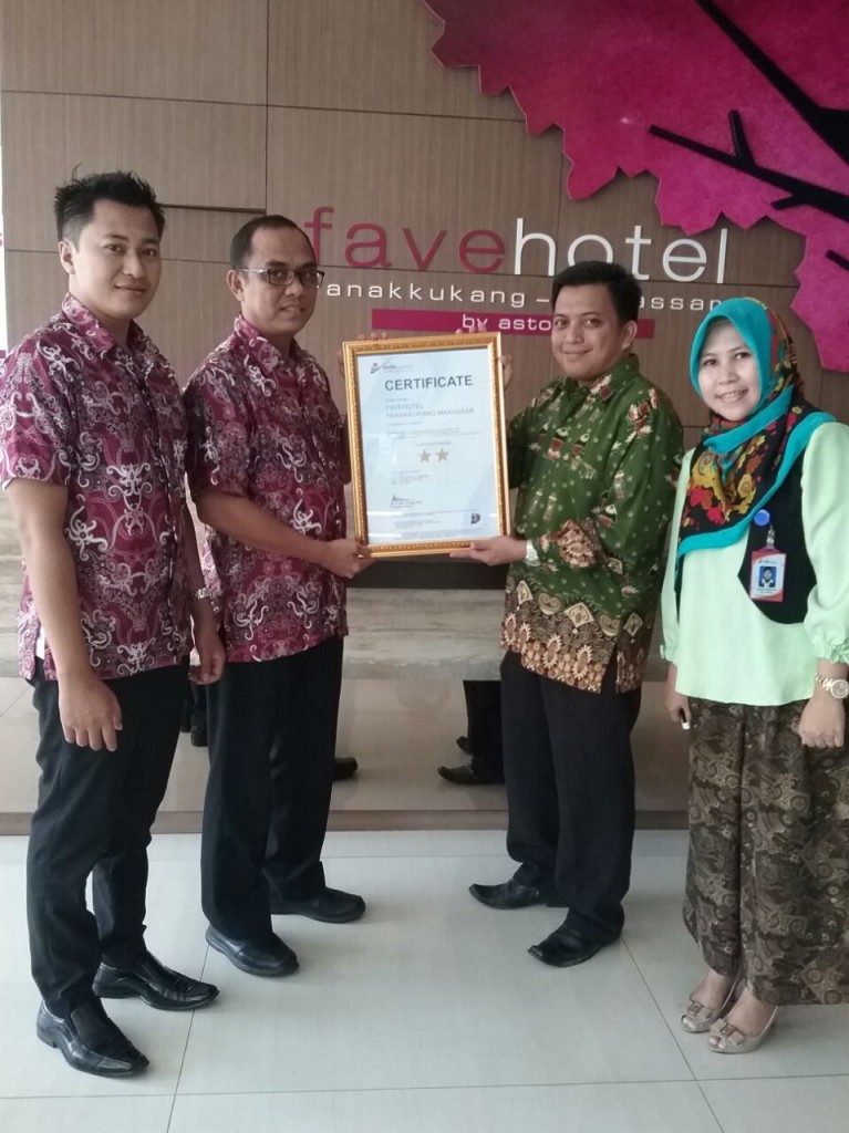 Penyerahan Sertifikat LSU Hotel diterima oleh Manager Hotel Fave Panakkukang, Johan Loloong
